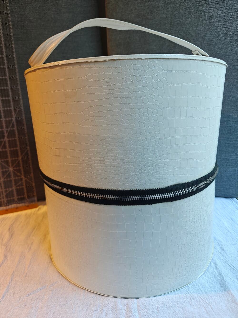 Vintage White Vinyl Round Hat Box Wig Train Case Zipper Carry Storage